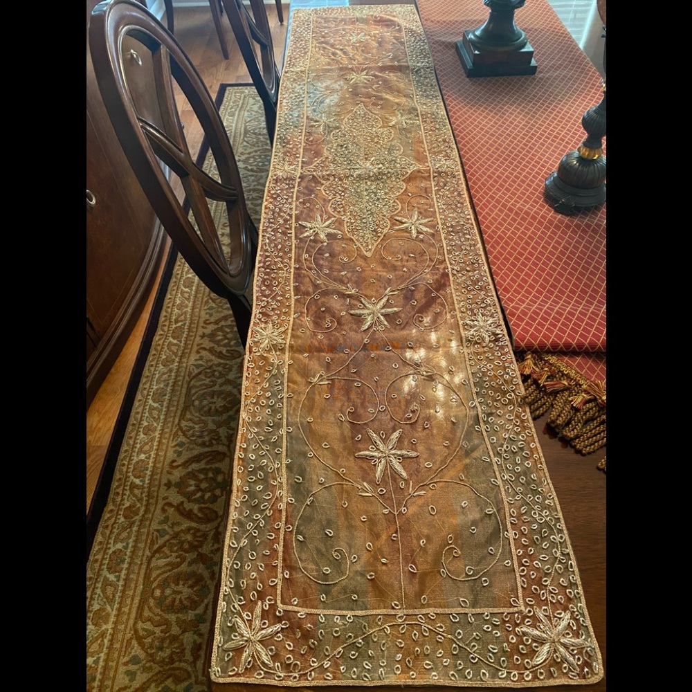 BEAUTIFULLY DESIGNED Table Decor/Runner